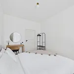 3bd In Old Town, By St Peter's Church