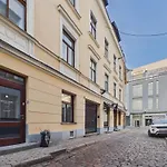 3bd In Old Town, By St Peter's Church